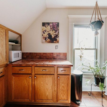 Retro Gem Box Victorian Steps From Irvine Park Apartment เซนต์พอล ภายนอก รูปภาพ