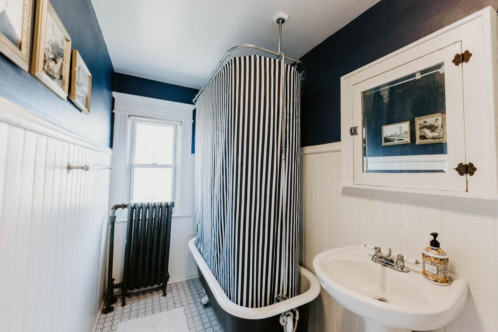Retro Gem Box Victorian Steps From Irvine Park Apartment เซนต์พอล ภายนอก รูปภาพ
